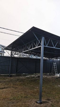 Навес для дома с односкатной кровлей из профлиста