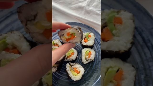 Постные роллы: рис не солю, морковь и авокадо) в нори содержится полезная омега - 3 и йод🌸