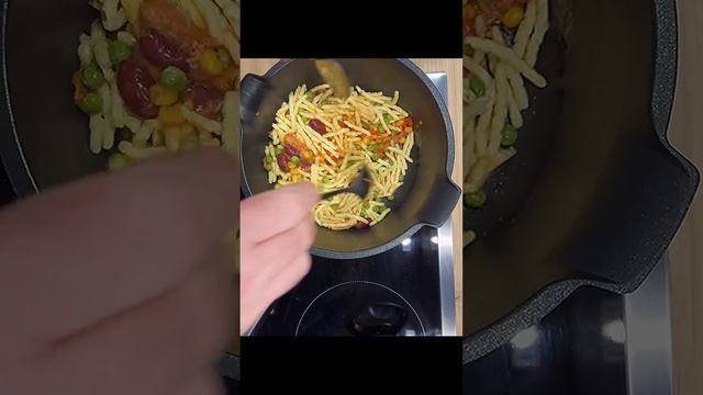 Паста трофиетт с добавлением немного тунца, нарезанных помидоров, гороха, фасоли, кукурузы