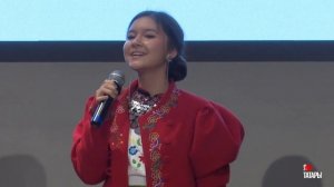 Певица Амелия Феофанова исполняет песню "Безнең ил" на церемонии награждения "Татары года 2024"