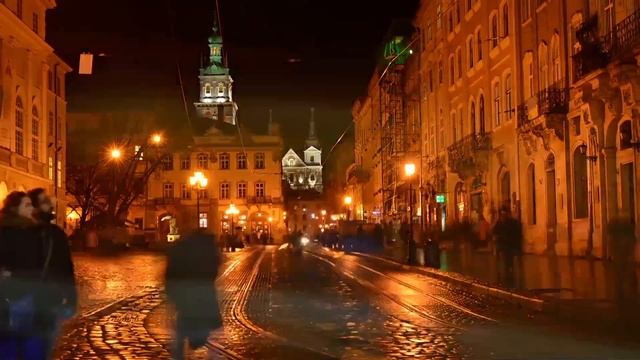 улицы Львова вечером туристы