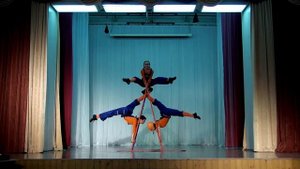 Васильева Дарья, Гурелева Полина и Овчинникова Ксения. Эквилибр на лестницах