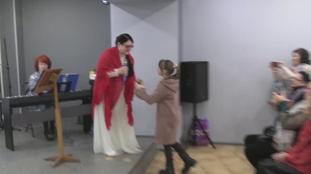 А У ЖИРАФА, БАЛИ Музыка слова Вари Тверской. Запись с Юбилейного концерта Людмилы Кондрашовой 2024 смотреть онлайн