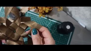 подсвечник -цветочек из ротанга (лента в цвете Латунь)