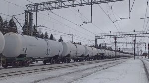 Тепловоз 2ТЭ25Км - 0051 с цистернами для перевозки нефтепродуктов