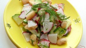Салат из редиса, свежего огурца и белой фасоли