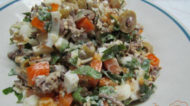 Мясной салат с перцем и оливками