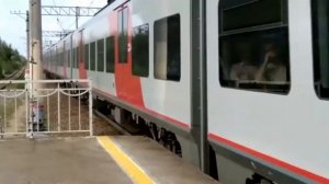 ласточка эс2г 123 с приветливой бригадой сигналит и гудит на станции Ижоры