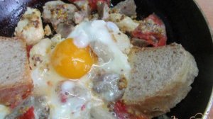 Завтрак из мяса и помидора