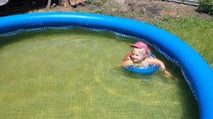 Жарко маленькой девочке, плавает в бассейне