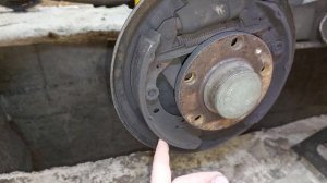 Замена задних амортизаторов и тормозных колодок, а также ступицы на шкоде фабия 2.