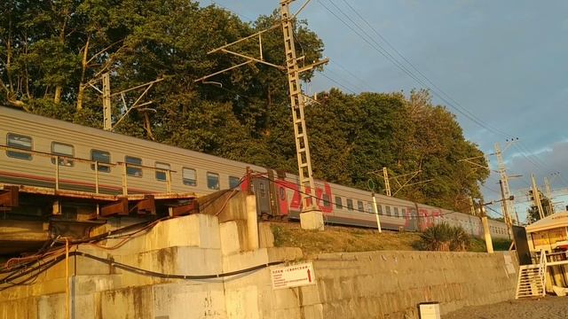 Электровоз 2ЭС4к-136 с пассажирским поездом Адлер - Архангельск. смотреть онлайн