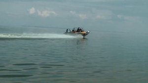Александр впервые за рулем этой лодки