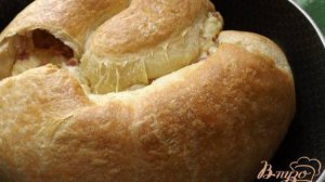 Слоеный пирог с колбасой и сыром