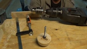 Крутая насадка на дрель для шлифования углублений.