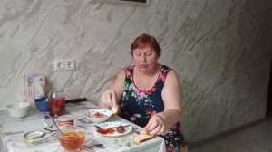 Надо перекусить и с вами поговорить.