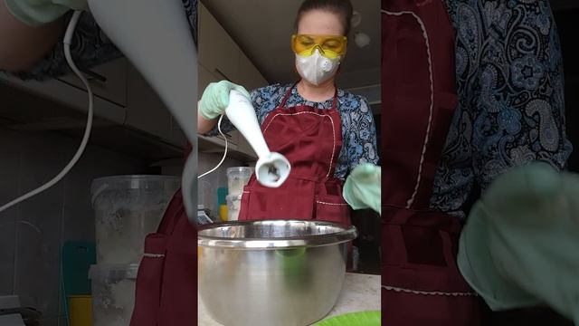 Мыло с нуля из масел и природных ингредиентов. Смешиваем масла и щелочной раствор.