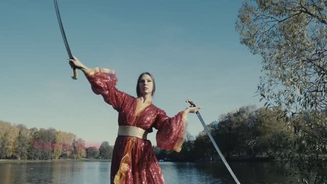 Девушка фланкирует казачьей шашкой. Рамира Шоу Ramira Show. Женская фланкировка.