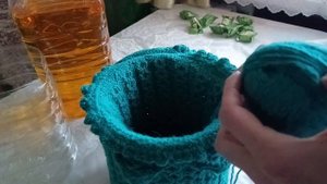 Пластиковая бутылка и остатки пряжи
