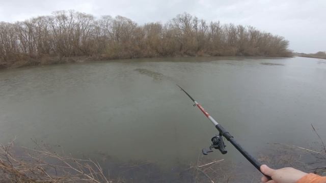 Рыбалка под дождём. Ловля сарожки,густеры и уклейки. Дождевик решает проблему с небесной водой.