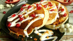 Творожные панкейки с йогуртом и гранатом