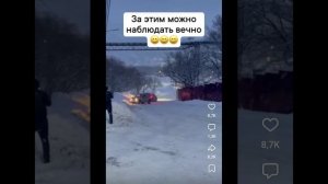 На скользком спуске джип собрал всех в кучу