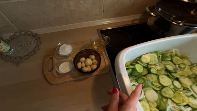 Много огурцов? Простой салат на зиму. Рецепт салата из огурцов