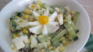 Салат из говядины с кукурузой и яйцом