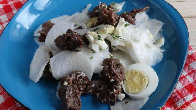 Салат с говядиной и дайконом