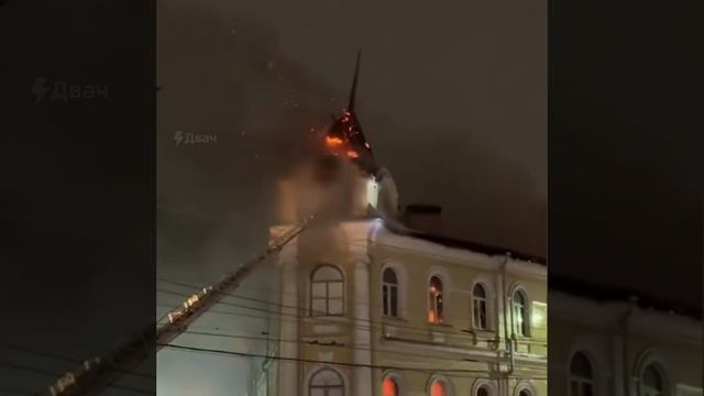 Рухнул шпиль горящего военного госпиталя в Туле
По данным СМИ, спасатели специально обрушили.