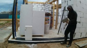 с чего начать кладку пеноблоков, как постелить первый ряд ровно газобетон с гидроизоляцией самому