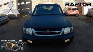 Покраска Mitsubishi Montero - Pajero 3 в Raptor черного цвета с мелкой и гладкой текстурой шагрени.