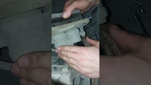 Как вдовить тормозной цилиндр при замене колодок