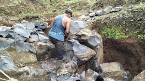 Строительство, шахтёр раскалывает камни