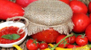 Вареная аджика с яблоками