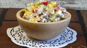 Салат с кукурузой и колбасой