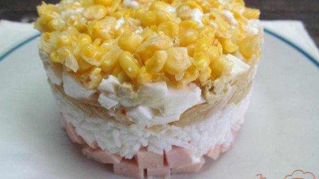 Слоенный салат из кукурузы яйца и риса
