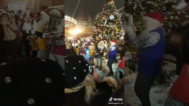 Деды Морозы - музыканты на Красной площади в Москве