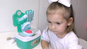 Мультик с игрушками Динозаврик Дино и Зяба лечат зубки у доброго доктора