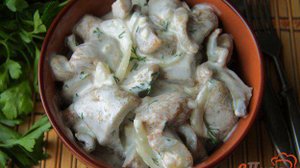 Соленые грузди с луком и сметаной