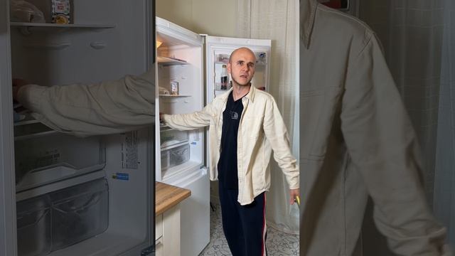 Зачем его мама просит сфотографировать холодильник?