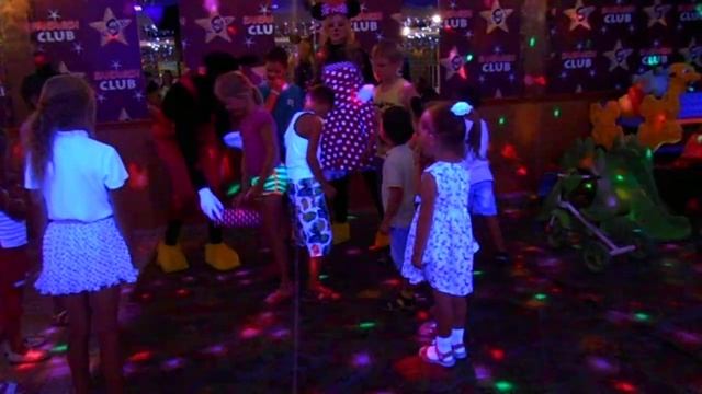 В гостях у Микки и Минни. Игра - Достань конфетку! смотреть онлайн