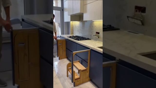 Интересное и практичное решение для кухни! Выдвигающаяся полка с удобной ступенькой — отличный по...