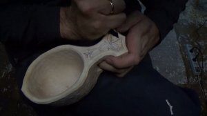 Вырезаю узор плетенку на ручке куксы и на продажу готова