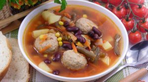Суп с фрикадельками и двумя видами фасоли