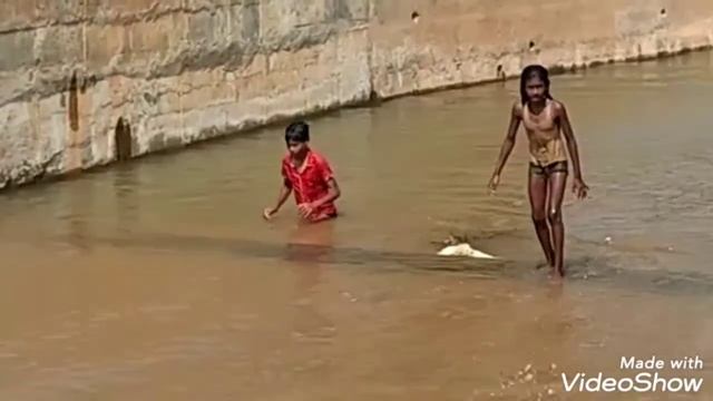 A village girl showing her stunt in the river смотреть онлайн