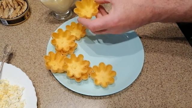 Бутерброды со шпротами - оригинальная подача. Бутерброды на праздничный стол простые и вкусные. смотреть онлайн