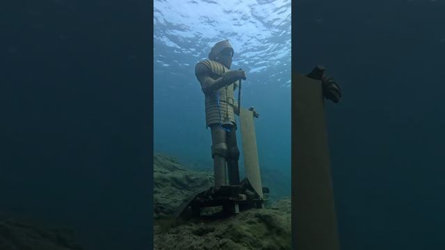 На дне Байкала обнаружили железного рыцаря, установленного местным дайвинг-центром на дне озера в 40