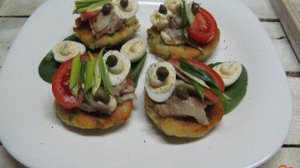 Закуска из картофельных лепешек с скумбрией горячего копчения