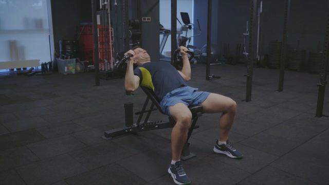 Жим гирь на наклонной скамье/ Incline KB bench press смотреть онлайн